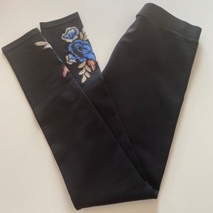 NWOT. Romeo and Juliet Couture Black Floral Leggings. Size S.